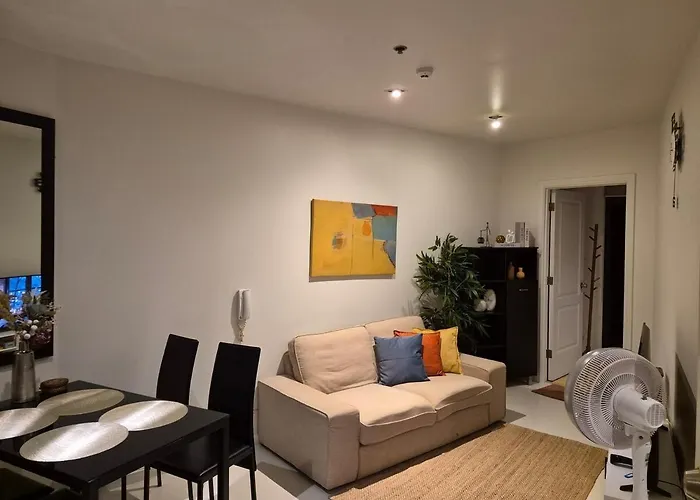 1br In Makati Ph, Tv, Infinity Pool, Sunset View, Mall Access Manila