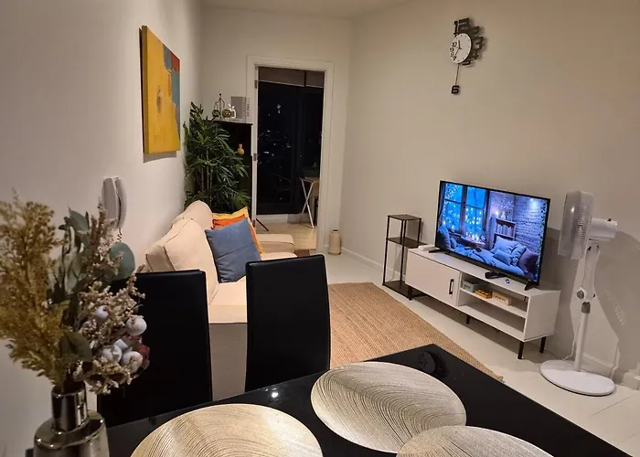 1br In Makati Ph, Tv, Infinity Pool, Sunset View, Mall Access *